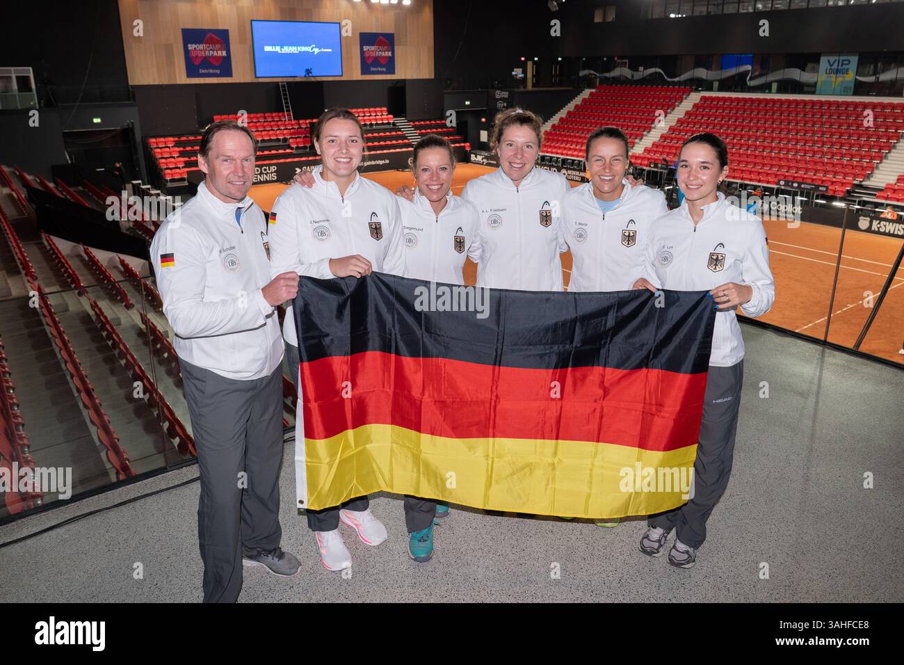 Den Haag, Niederlande. April 2025. DEN HAAG, NIEDERLANDE - 9. APRIL: Rainer Schuettler, Eva Lys, Jule Niemeier, Anne-Lena Friedsam, Tatjana Maria und Laura Siegemund, Deutschland vor dem Billie Jean King Cup Qualifikationsspiel zwischen Deutschland und den Niederlanden am 9. April 2025 im Sportcampus Zuiderpark in den Haag, Niederlande. (Foto: Marleen Fouchier/BSR Agency) Credit: BSR Agency/Alamy Live News Stockfoto