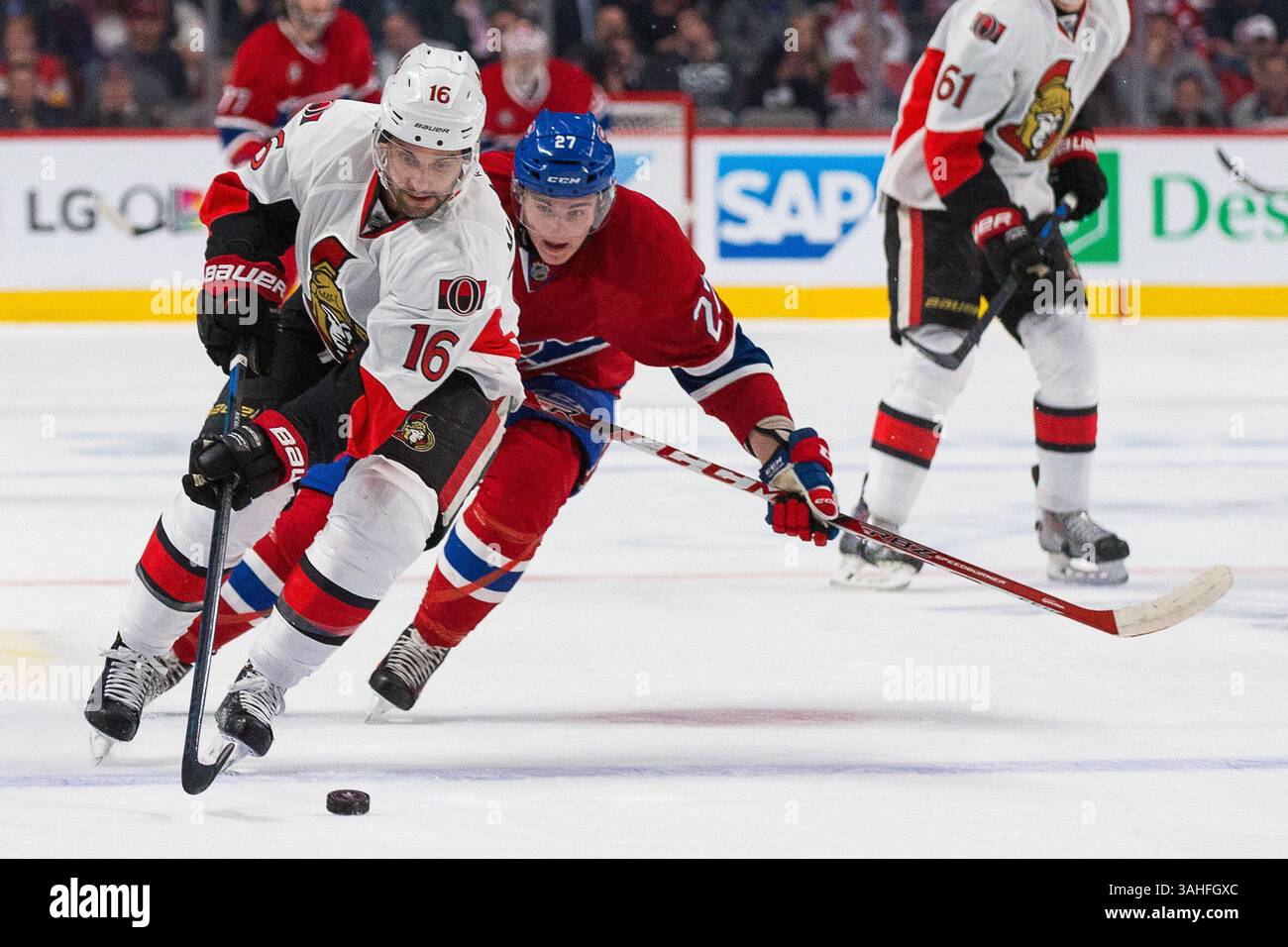 15. April 2015: Ottawa Senators verließen Clarke MacArthur #16 im Kampf gegen das Montreal Canadiens Center Alex Galchenyuk #27 während eines NHL-Spiels zwischen den Ottawa Senators und den Montreal Canadiens im Spiel einer der Stanley Cup Playoffs 2015 im Bell Centre in Montreal, Quebec, Kanada. Philippe Bouchard/CSM(Bild: © Philippe Bouchard/Cal Sport Medi/Cal Sport Media/ZUMAPRESS.com) Stockfoto
