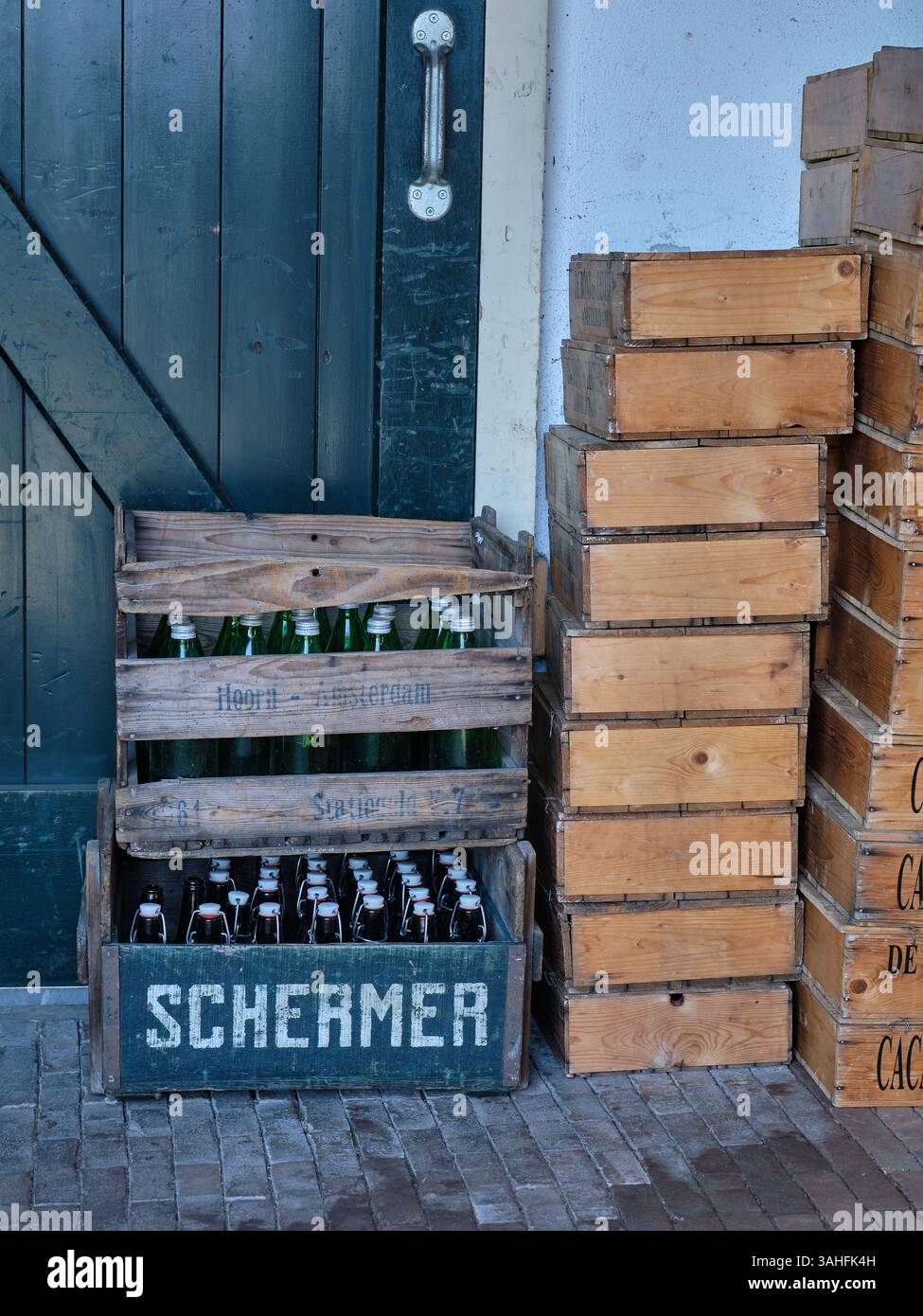 7. April 2025 – Wognum-Niederlande: Alte Holzkisten, Vintage-Körbe und Dosen im Güterdepot eines historischen Bahnhofs. Stockfoto
