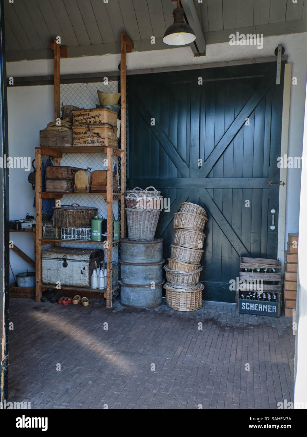 7. April 2025 – Wognum-Niederlande: Alte Holzkisten, Vintage-Körbe und Dosen im Güterdepot eines historischen Bahnhofs. Stockfoto