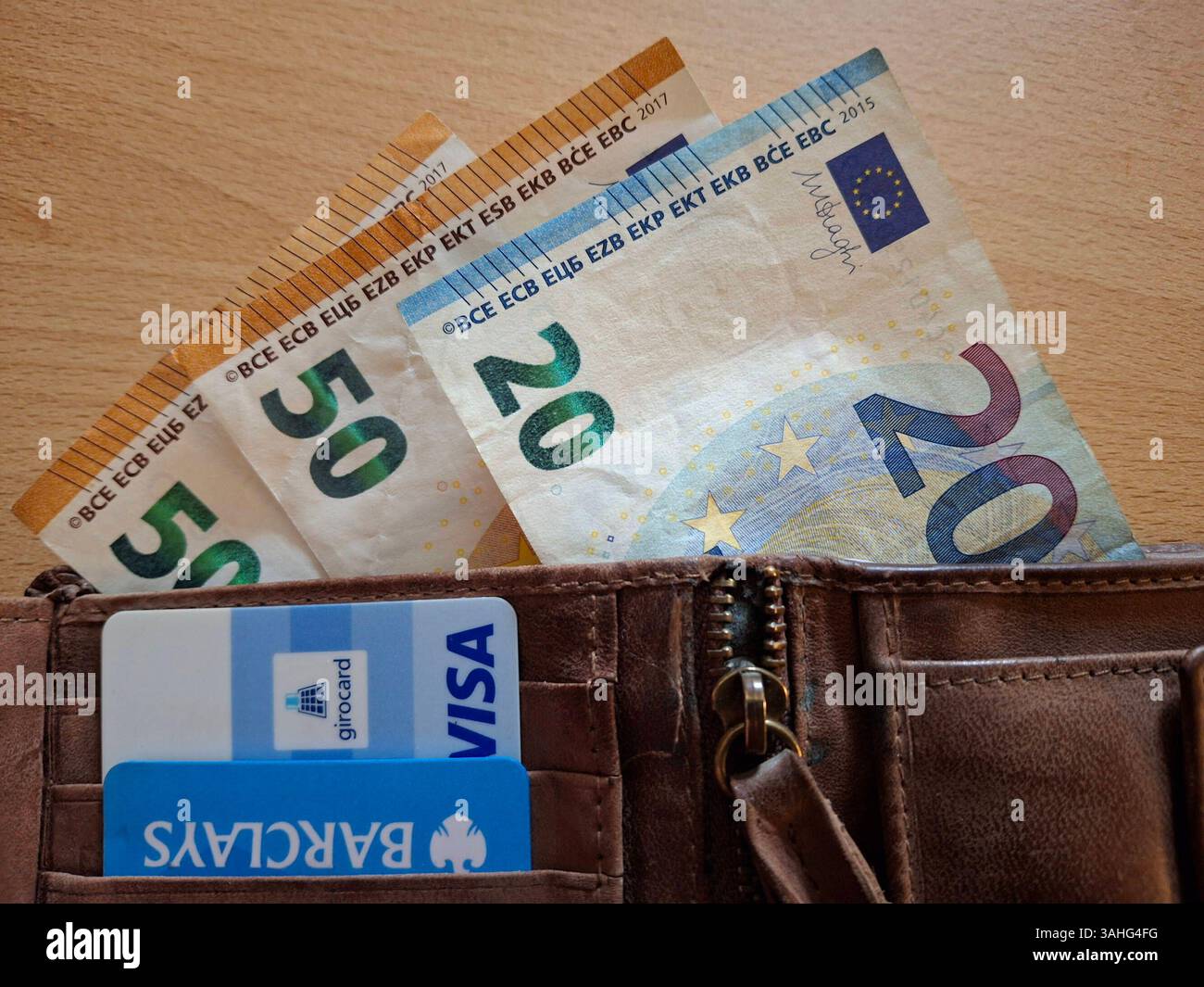 Stockbilder 04/2025 Geldbörse mit Geld und EC-Karte Hamburg Deutschland *** Stockfotos 04 2025 Geldbörse mit Geld und EC-Karte Hamburg Hamburg Deutschland Copyright: XLobeca/RalfxHomburgx Stockfoto
