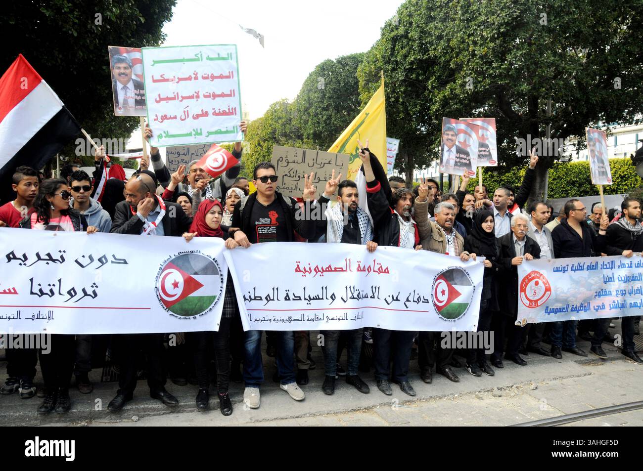 9. April 2015: Tunis, Tunesien - nationalistische politische Parteien demonstrierten in der Habib Bourguiba Avenue gegen Israel und die saudische Königsfamilie anlässlich der Gedenkfeier an die Märtyrer vom 9. April 1938. (Bild: © Chokri Mahjoub/ZUMA Wire) Stockfoto