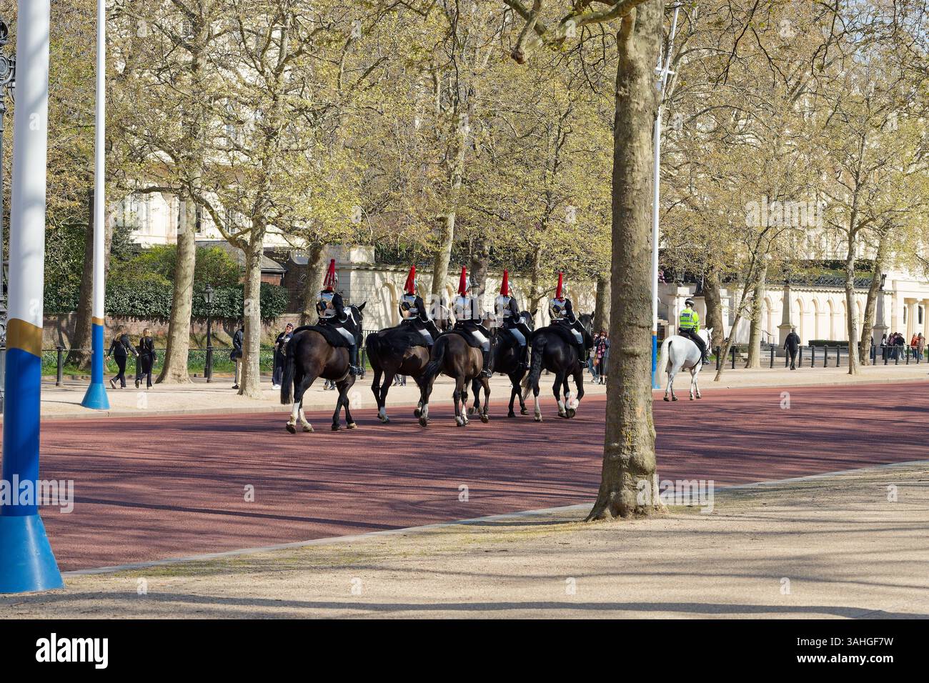 Die Household Cavalry ging die Mall vom Buckingham Palace in Richtung Admiralty Arch in London hinunter. Stockfoto