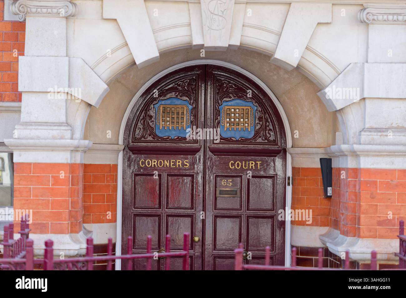 Der Coroners Court in Westminster, London, England, Großbritannien. Die Eingangstür. Das Gericht für den Fall, dass der Tod einer Person gewalttätig, unnatürlich oder unbekannt ist. Stockfoto