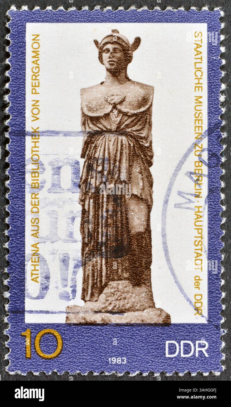 Gestempelte Briefmarke, gedruckt von der DDR, auf der Athena-Statue, Kunst aus den Staatlichen Museen, Berlin, um 1983 zu sehen ist. Stockfoto