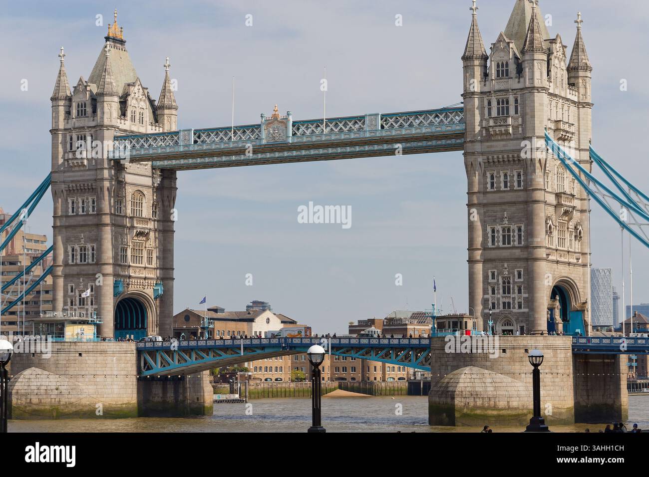 Tower Bridge über die Themse in London, England. Stockfoto