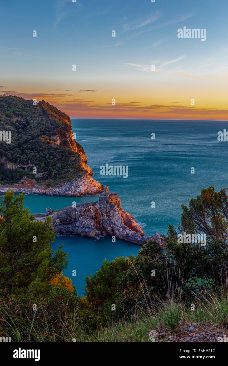 Veduta di Porto Venere, borgo marinaro della Liguria, Italia e la chiesa di San Pietro sulla scogliera. Patrimonio mondiale UNESCO, Cinque Terre Stockfoto