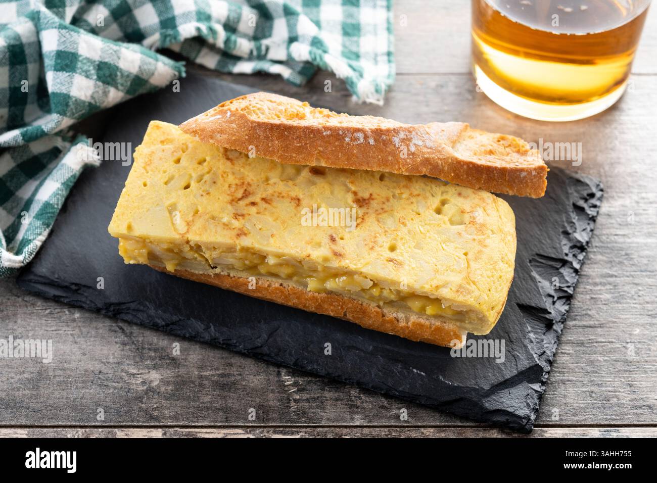 Spanisches Kartoffelomelette-Sandwich auf Holztisch Stockfoto