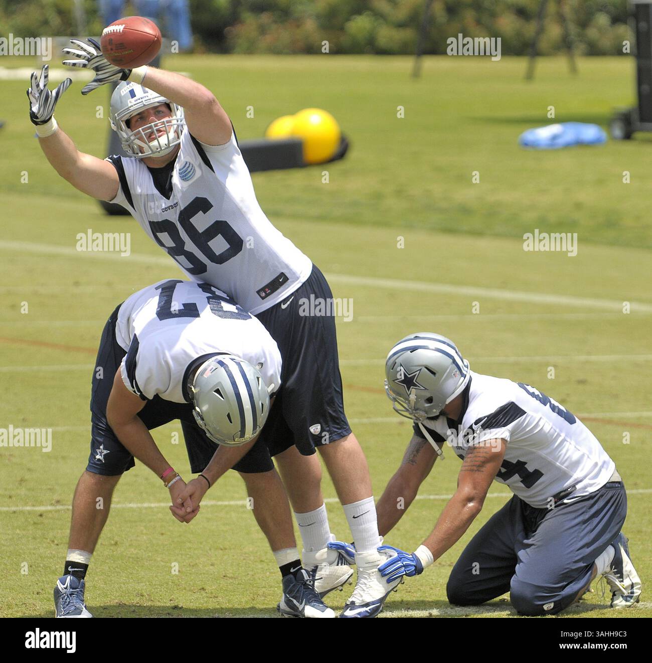 3. Juni 2015: Irving, TX, USA – Dallas Cowboys Tight Ends Geoff Swaim (87), Ray Hamilton (86) und James Hanna (84) führen am Mittwoch, den 3. Juni 2015 eine Übung auf der Valley Ranch in Irving, Texas durch. (Abbildung: © Max Faulkner/TNS/ZUMA Wire) Stockfoto