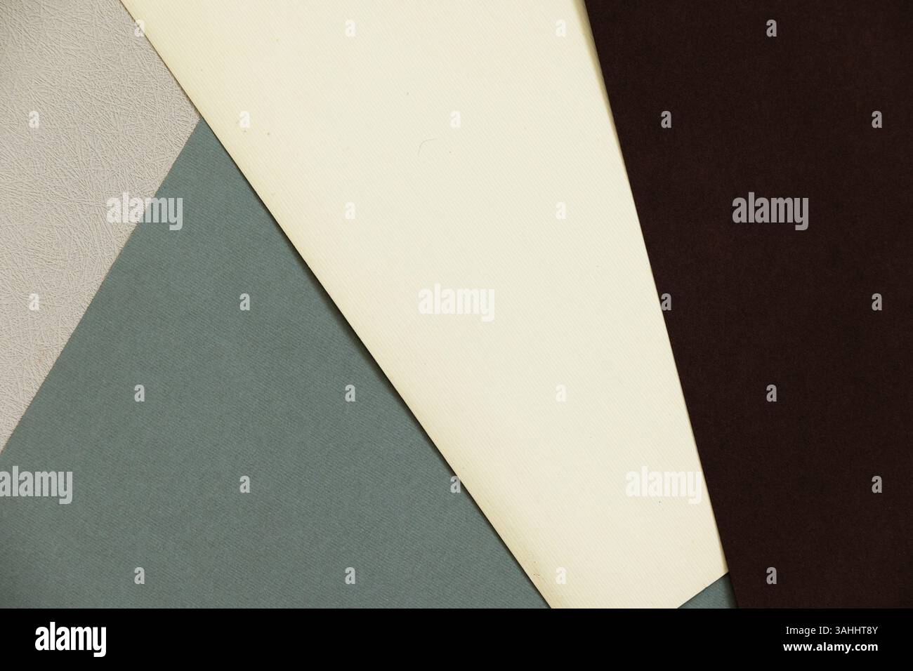 Geometrischer abstrakter Hintergrund in minimalem Stil und neutralen Farben, Platz für Text. Stockfoto