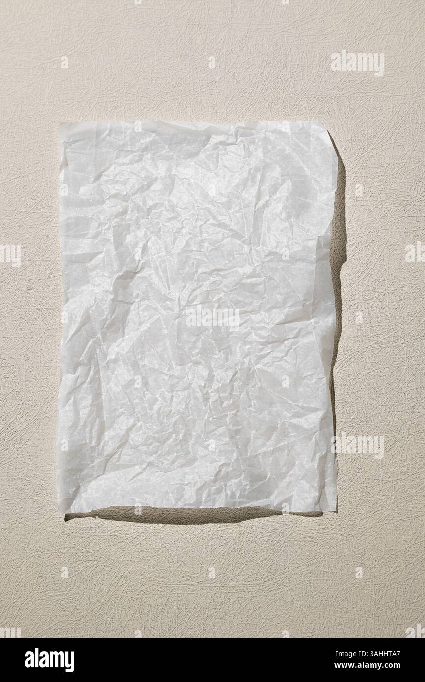 Neutraler Schwarzweißhintergrund mit einem weißen leeren Blatt Papier. Draufsicht, sauberer minimaler Stil in neutralen Farben, Platz für Text. Stockfoto
