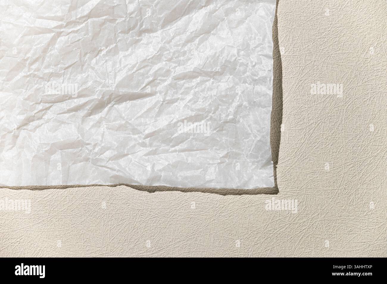 Neutraler Schwarzweißhintergrund mit einem weißen leeren Blatt Papier. Draufsicht, sauberer minimaler Stil in neutralen Farben, Platz für Text. Stockfoto