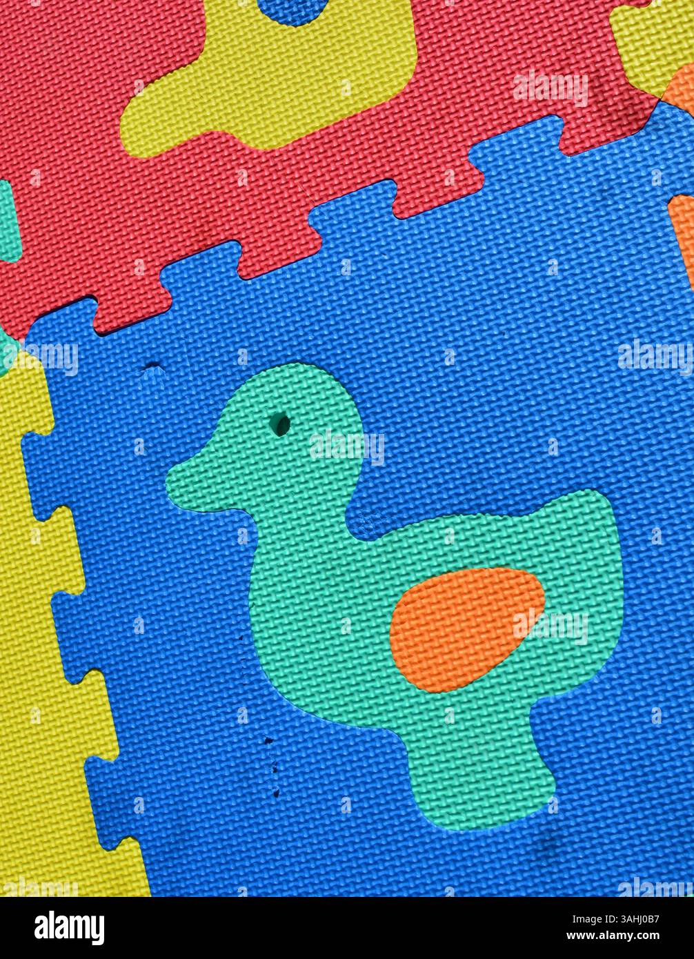 Bunte blaue gelbe rote weiche Teppich Quadrate Puzzlematte für Kinder mit Tieren Stockfoto