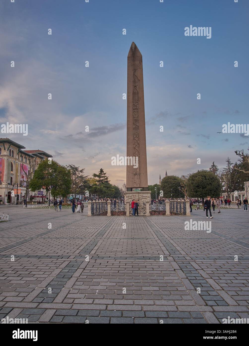Der Obelisk von Theodosius ist der altägyptische Obelisk des Pharao Thutmose III. Auf dem Sultanahmet-Platz (Hippodrom von Konstantinopel) Istanbul, Türkei. Stockfoto