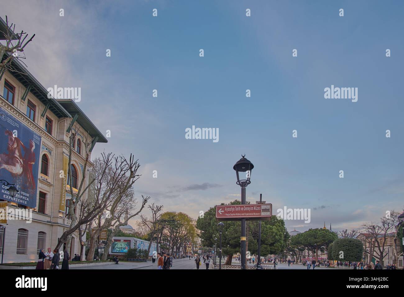 Hagia Sophia Geschichts- und Erlebnismuseum auf dem Sultanahmet-Platz ( Sultanahmet Meydanı) Istanbul, Türkei. Außenansicht bei Tageslicht Stockfoto