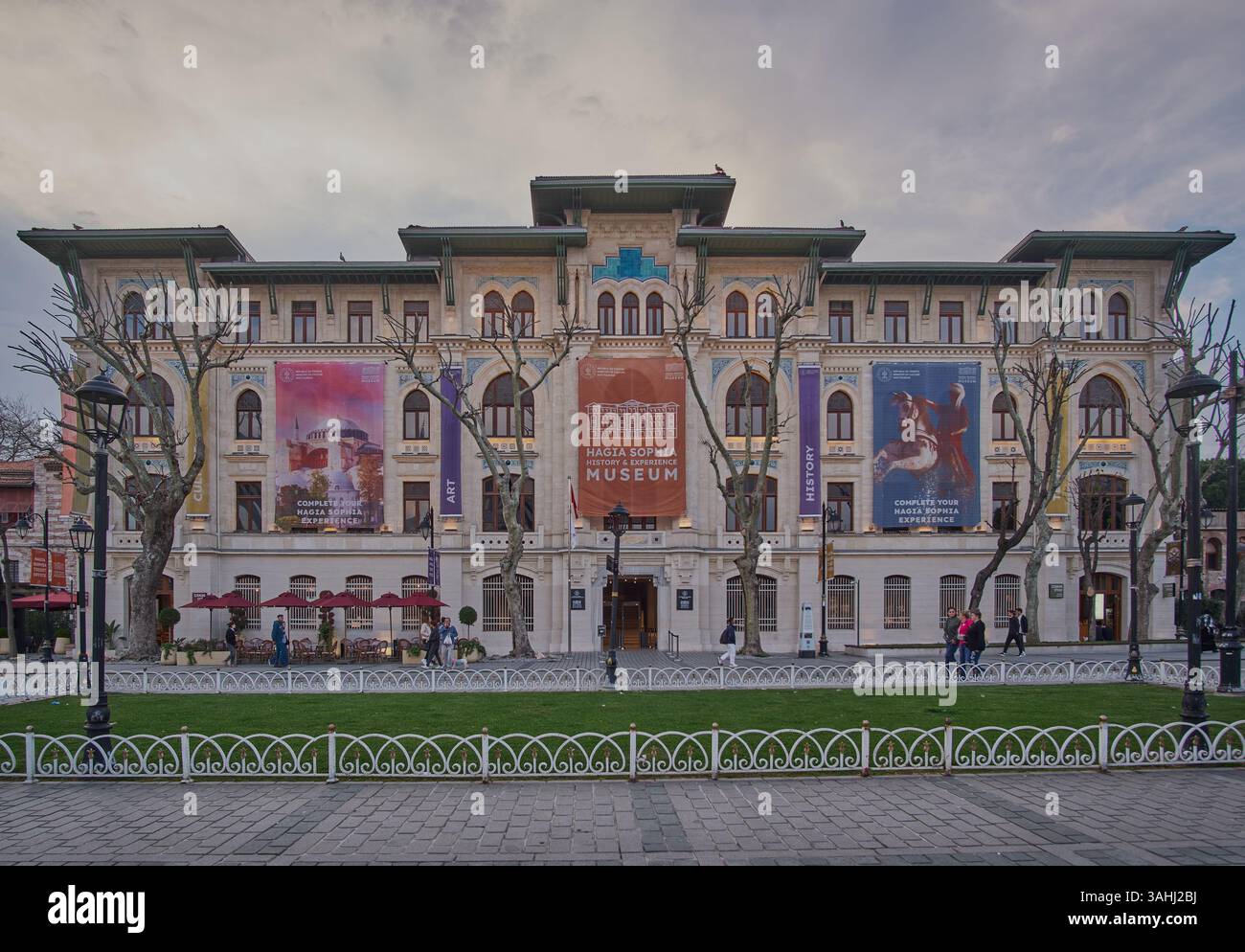 Hagia Sophia Geschichts- und Erlebnismuseum auf dem Sultanahmet-Platz ( Sultanahmet Meydanı) Istanbul, Türkei. Außenansicht bei Tageslicht Stockfoto