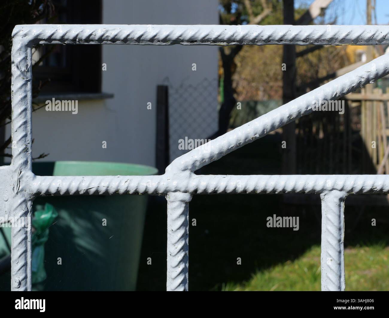 Ein DDR-Zaunblech aus geschweißtem Bewehrungsstahl, das während der Knappwirtschaft aus Abfallverwertung entsteht. Ein Relikt der Konsumgüterproduktion. Stockfoto