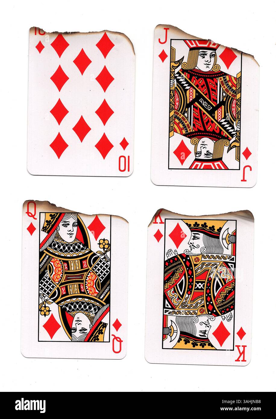 Eine Hand aus teilweise verbrannten Spielkarten in Diamanten auf weißem Hintergrund. Stockfoto