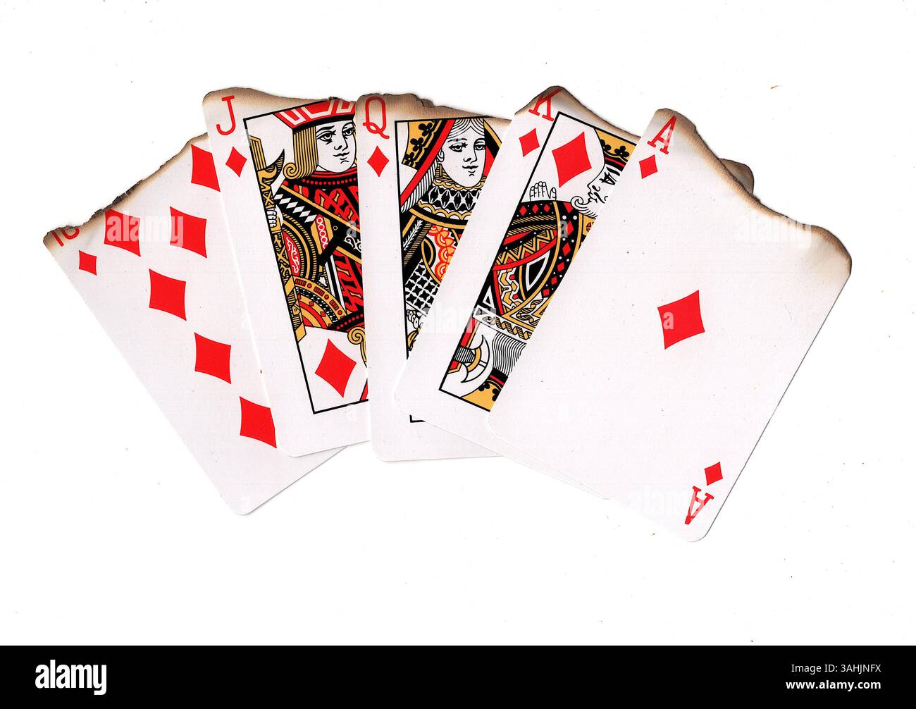 Eine Hand aus teilweise verbrannten Spielkarten in Diamanten auf weißem Hintergrund. Stockfoto