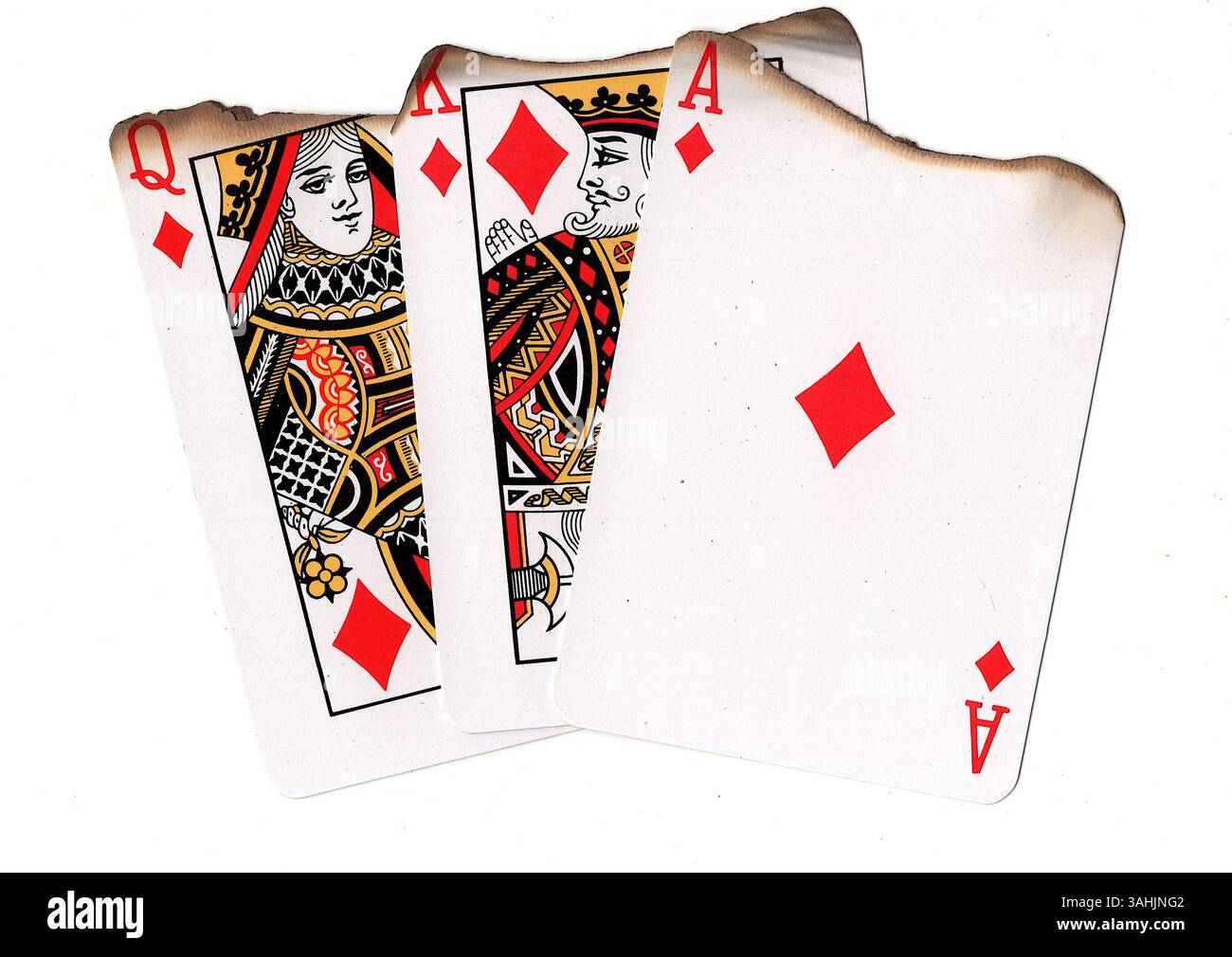 Eine Hand aus teilweise verbrannten Spielkarten in Diamanten auf weißem Hintergrund. Stockfoto