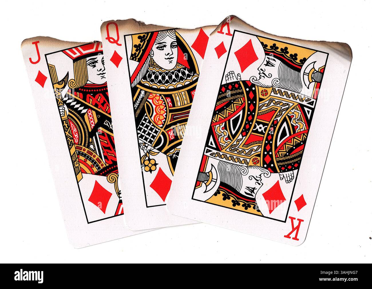 Eine Hand aus teilweise verbrannten Spielkarten in Diamanten auf weißem Hintergrund. Stockfoto