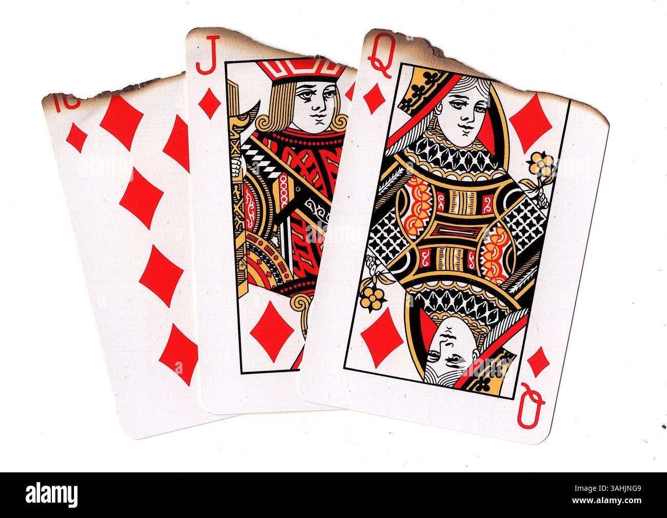 Eine Hand aus teilweise verbrannten Spielkarten in Diamanten auf weißem Hintergrund. Stockfoto