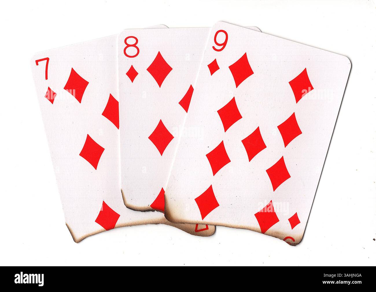 Eine Hand aus teilweise verbrannten Spielkarten in Diamanten auf weißem Hintergrund. Stockfoto