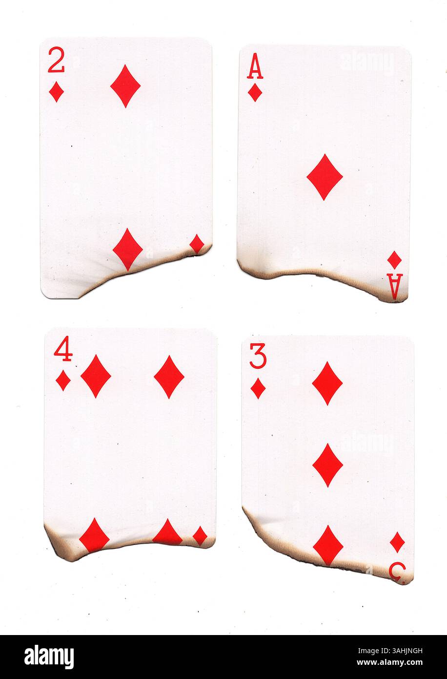 Eine Hand aus teilweise verbrannten Spielkarten in Diamanten auf weißem Hintergrund. Stockfoto