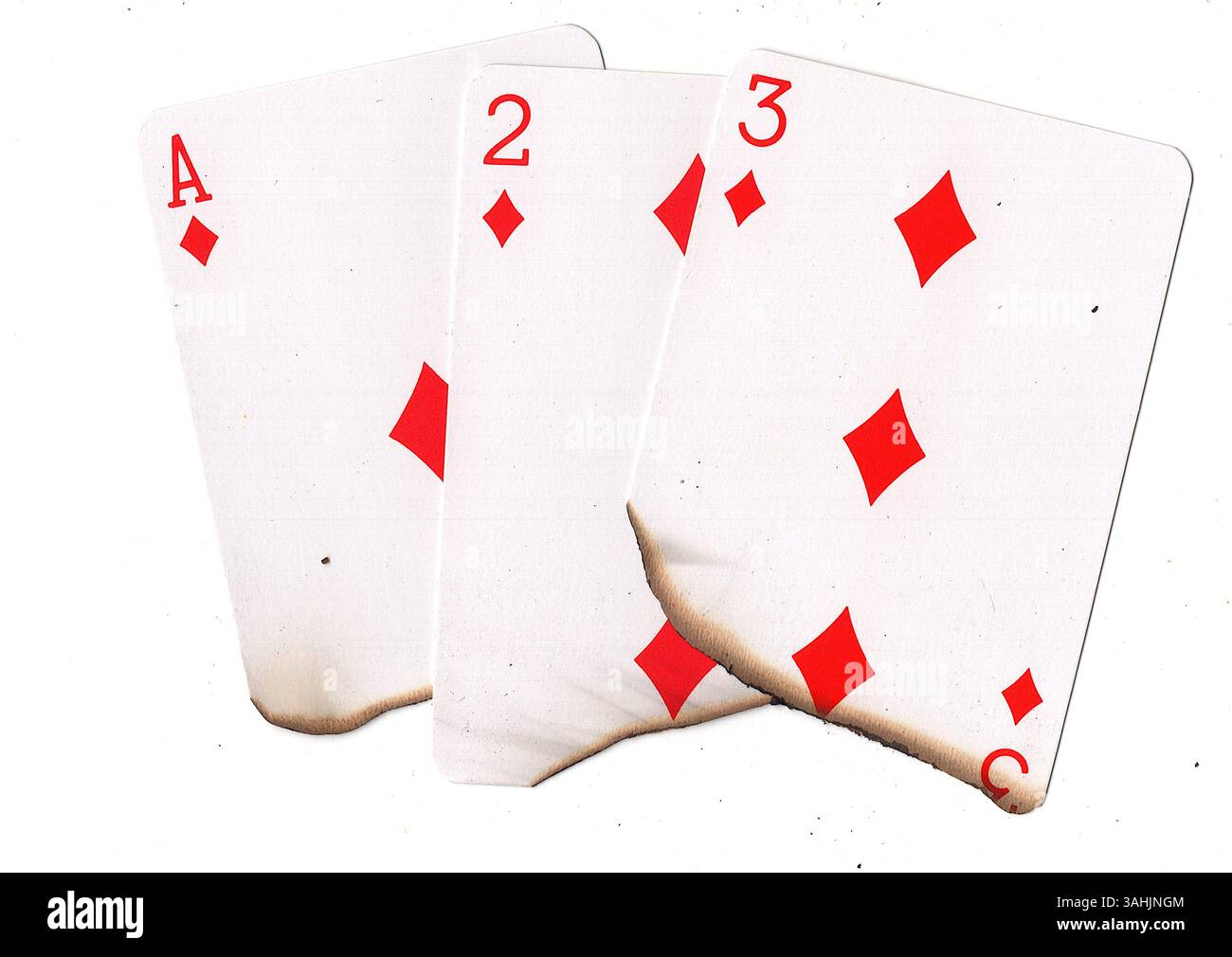 Eine Hand aus teilweise verbrannten Spielkarten in Diamanten auf weißem Hintergrund. Stockfoto