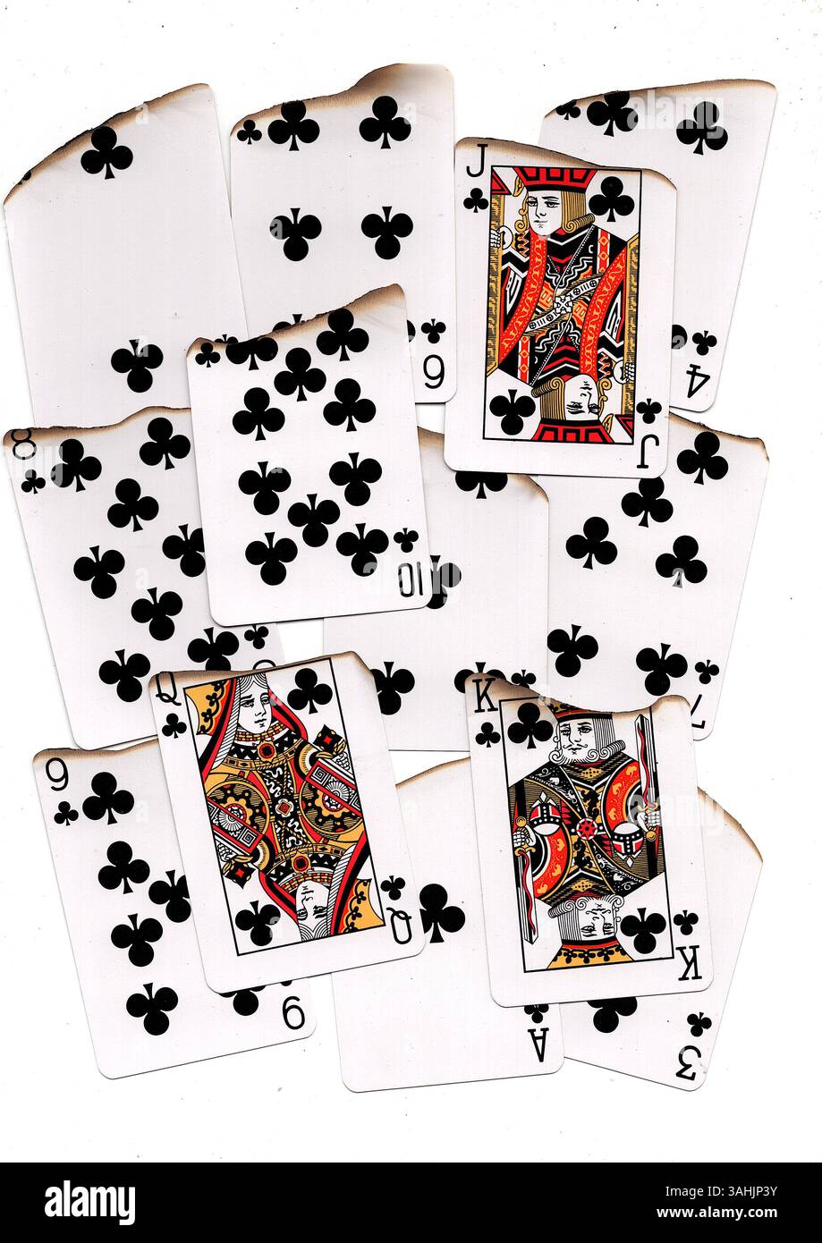 Eine Montage von teilweise verbrannten Spielkarten in Schlägern auf weißem Hintergrund. Stockfoto