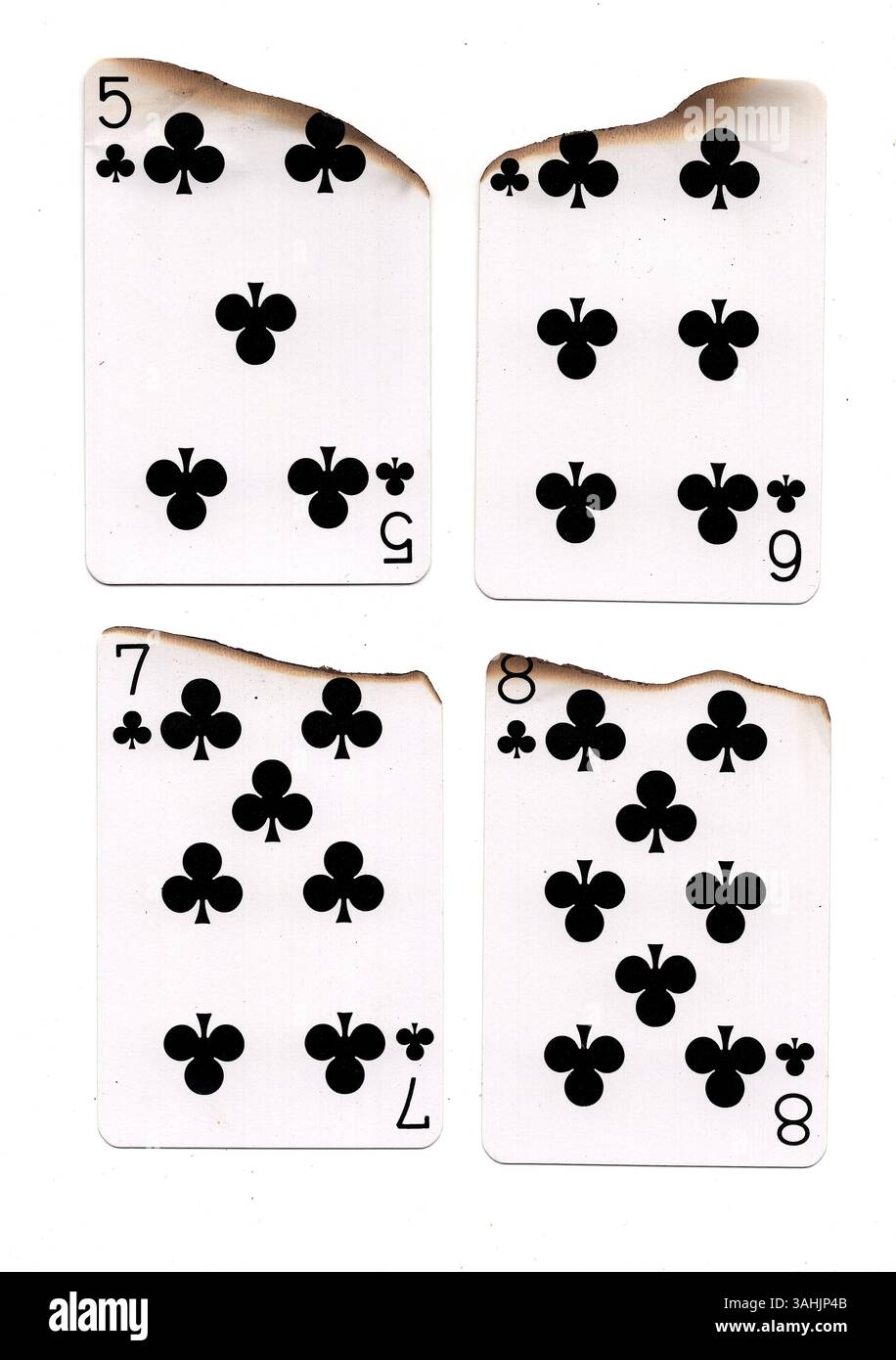 Eine Hand aus teilweise verbrannten Spielkarten in Schlägern auf weißem Hintergrund. Stockfoto