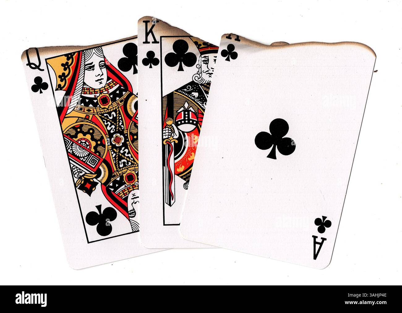 Eine Hand aus teilweise verbrannten Spielkarten in Schlägern auf weißem Hintergrund. Stockfoto