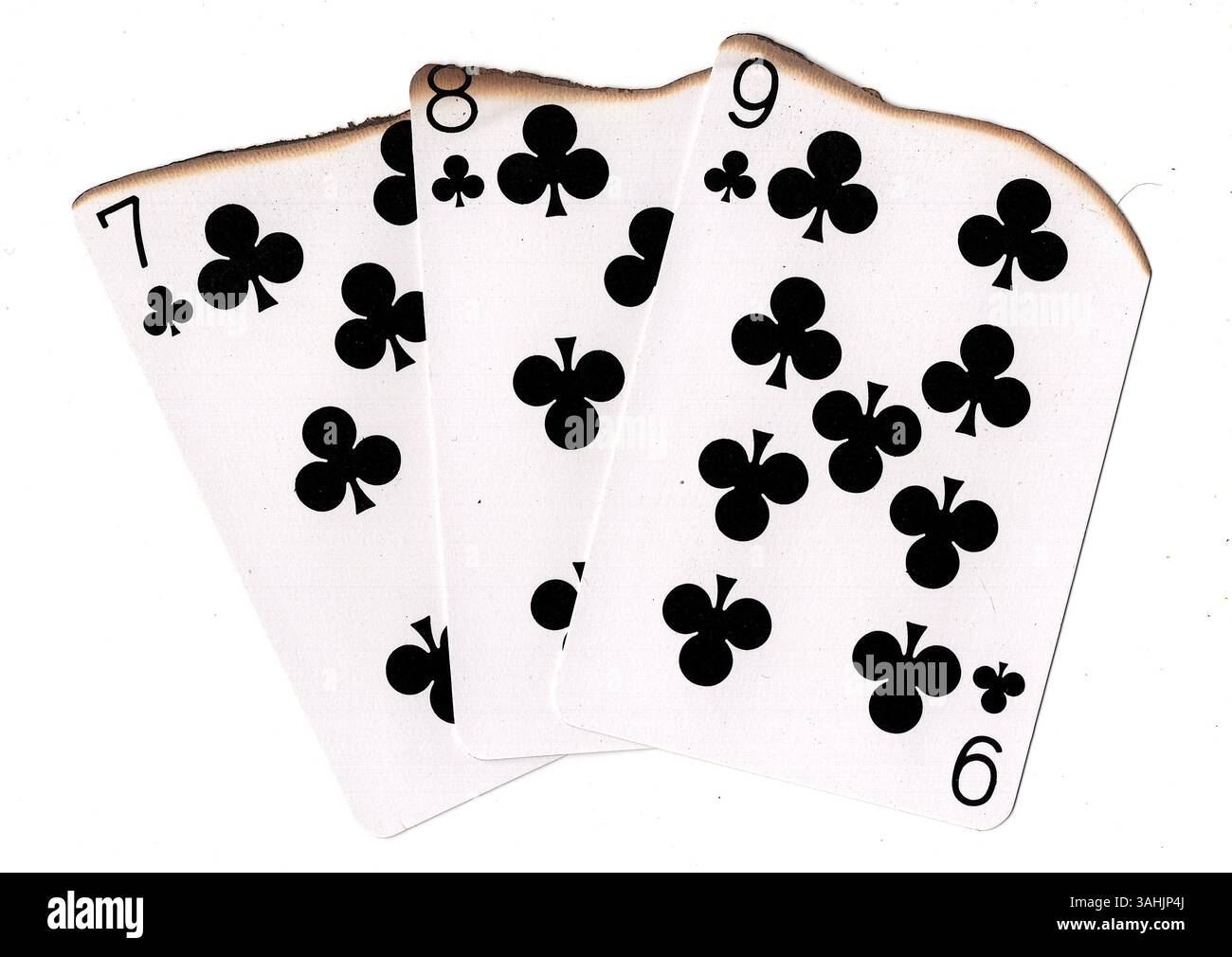 Eine Hand aus teilweise verbrannten Spielkarten in Schlägern auf weißem Hintergrund. Stockfoto