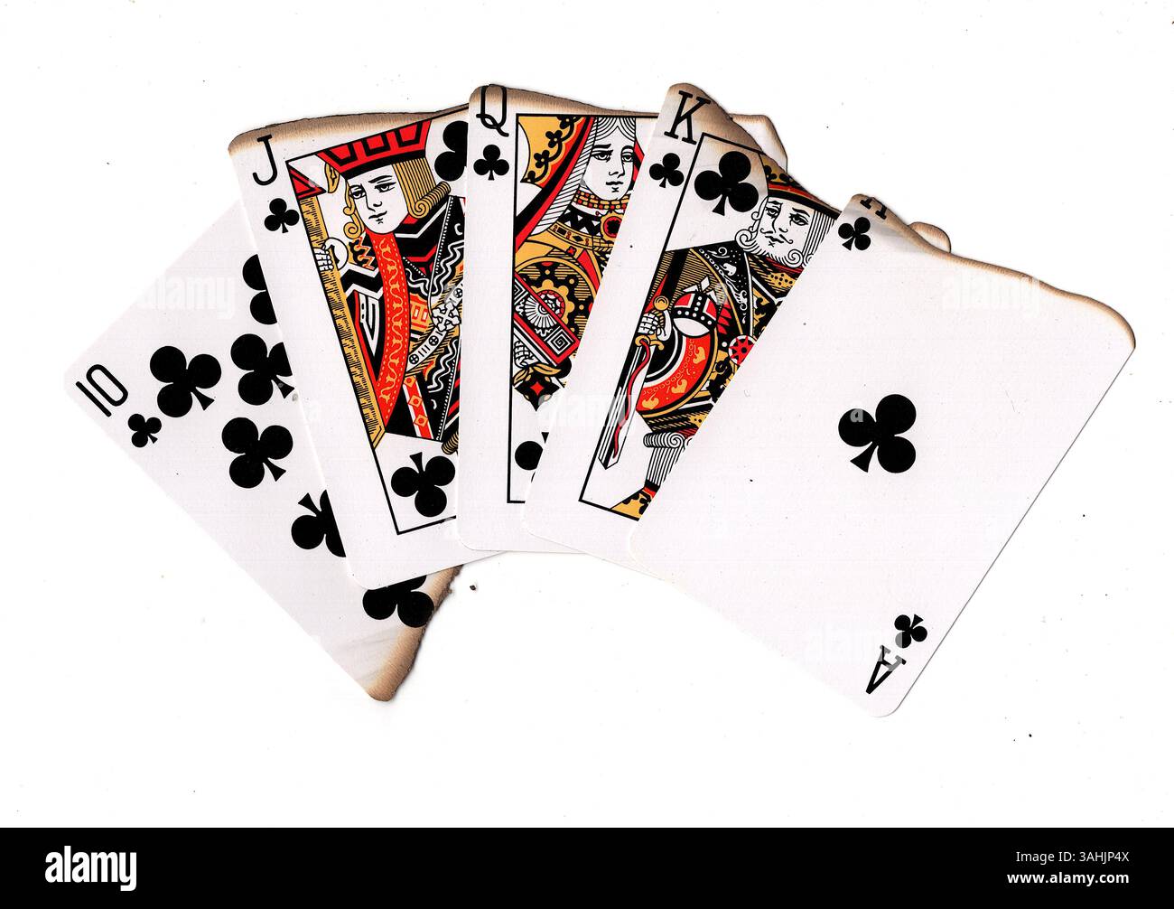 Eine Hand aus teilweise verbrannten Spielkarten in Schlägern auf weißem Hintergrund. Stockfoto