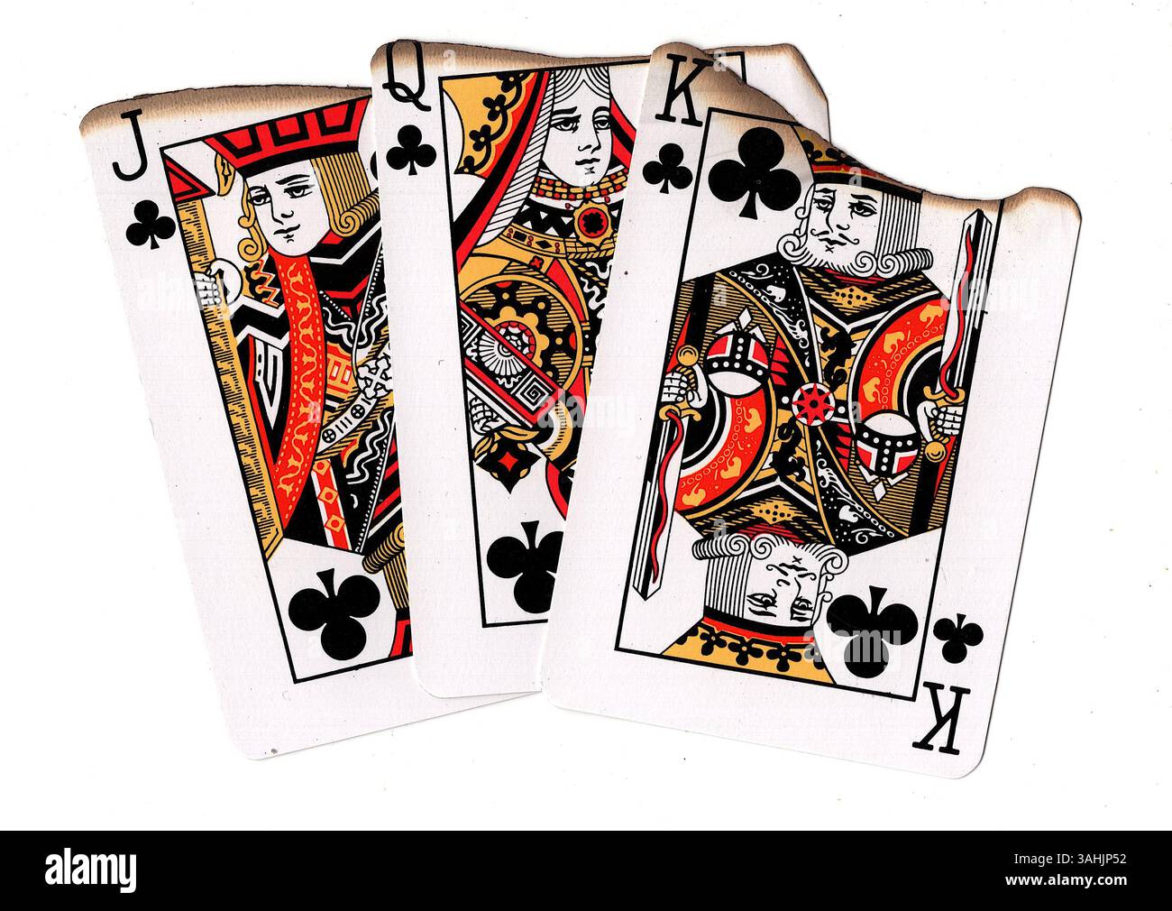 Eine Hand aus teilweise verbrannten Spielkarten in Schlägern auf weißem Hintergrund. Stockfoto