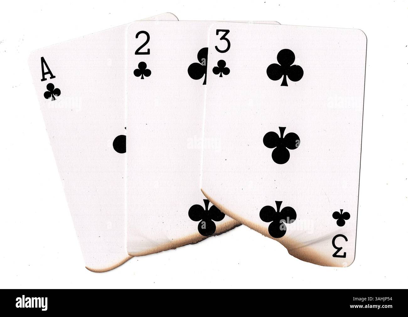 Eine Hand aus teilweise verbrannten Spielkarten in Schlägern auf weißem Hintergrund. Stockfoto