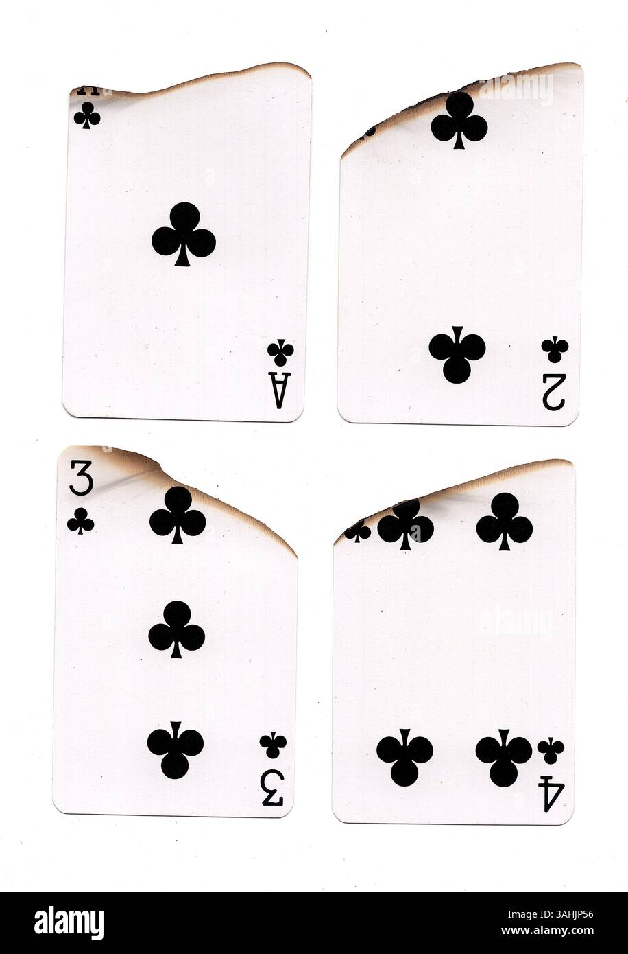 Eine Hand aus teilweise verbrannten Spielkarten in Schlägern auf weißem Hintergrund. Stockfoto