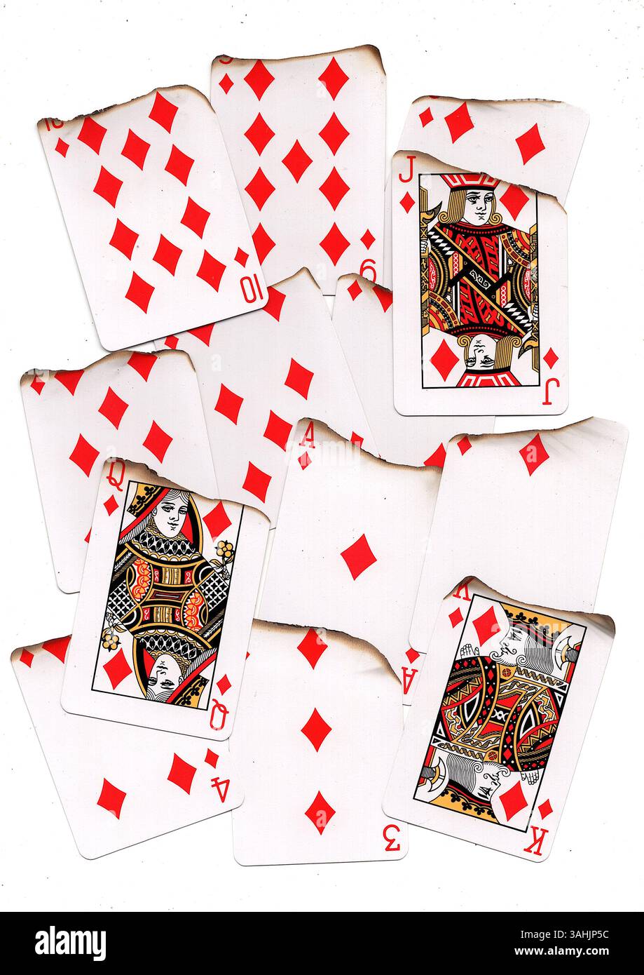 Eine Montage von teilweise verbrannten Spielkarten in Diamanten auf weißem Hintergrund. Stockfoto