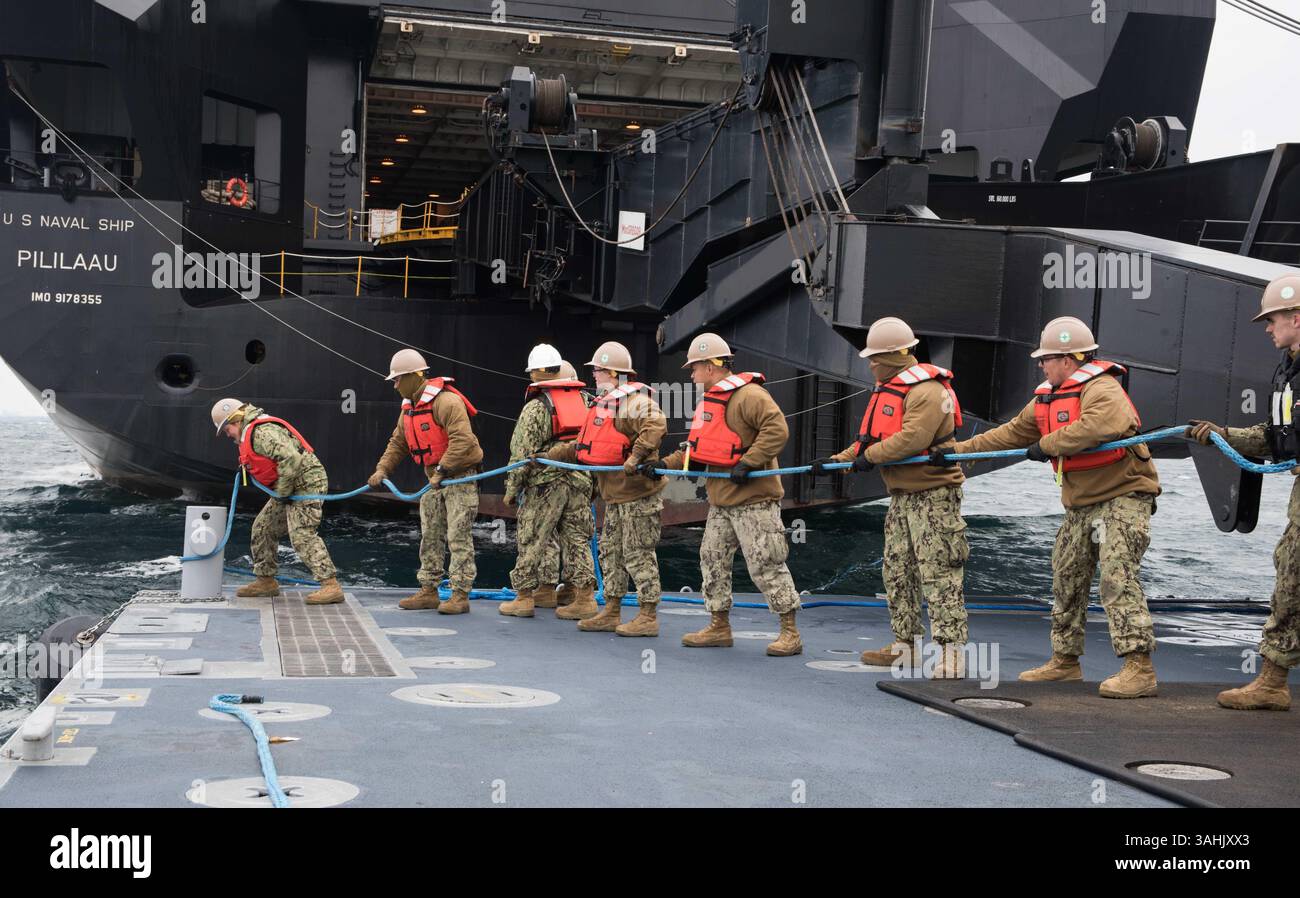 9. April 2017 - Pohang, Republik Korea - Seeleute, die dem Amphibienbaubataillon 1 und 2 angegliedert sind, ziehen während der Operation Pacific REACH Exercise 2017 (OPRex17) eine Federlinie, um die verbesserte Roll-on/Roll-off-Entladungsanlage des Navy-Leuchtsystems an die Rampe der USNS Pililaau (T-AKR 304) zu sichern. OPRex17 ist eine bilaterale Schulungsveranstaltung, die darauf abzielt, die Bereitschaft und den Erhalt der ROK-USA zu gewährleisten Allianz durch die Ausübung eines Area Distribution Center (ADC), eines Air Terminal Supply Point (ATSP), kombinierter Joint Logistics Over-the-Shore (CLOTTS) und der Nutzung von Schienen, Binnenwasserstraßen und Küstenlift o Stockfoto