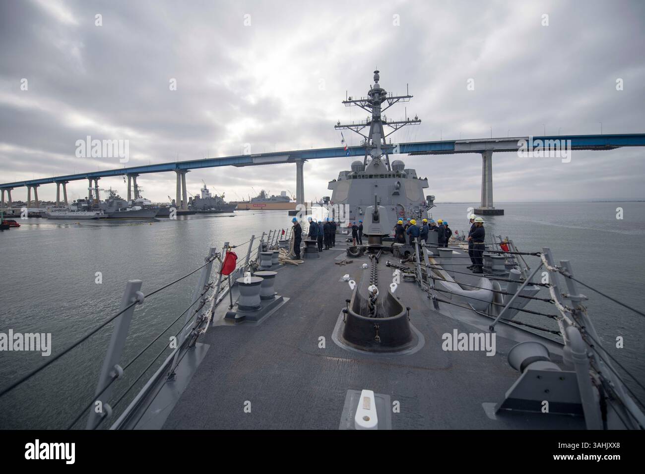 3. April 2017 - San Diego, Kalifornien, USA - der Arleigh-Burke-Klasse-Lenkraketenzerstörer USS Shoup (DDG 86) wird mit der Nimitz Carrier Strike Group für eine Composite Training Unit Exercise (COMPTUEX) vorbereitet. COMPTUEX testet die Einsatzbereitschaft der Einsatzkräfte der Streikgruppe anhand simulierter Szenarien und deren Fähigkeit, als integrierte Einheit zu agieren. (Bild: © Maria I. Alvarez/US Navy Via ZUMA Wire/ZUMAPRESS.com) Stockfoto