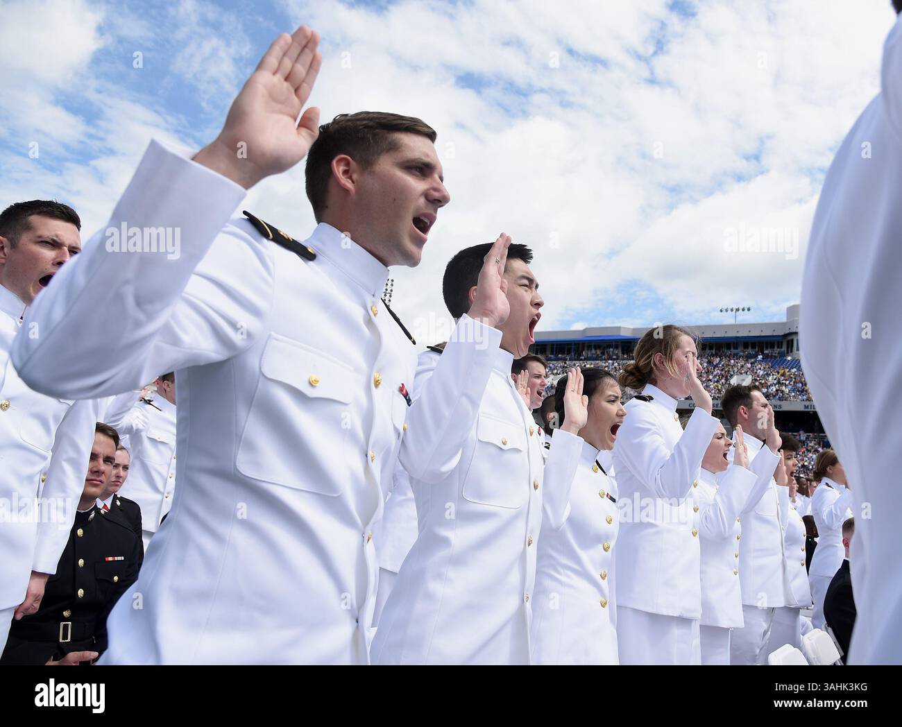 26. Mai 2017 - Annapolis, MD, USA - Midshipmen leisten ihren Amtseid mit den Worten „Ich tue“, um Fähnrich in der United States Navy zu werden bei der Abschlussfeier der United States Naval Academy Class of 2017 am Freitag, 26. Mai 2017 im Navy-Marine Corps Memorial Stadium in Annapolis, MD. (Kreditbild: © Paul W. Gillespie/TNS via ZUMA Wire) Stockfoto