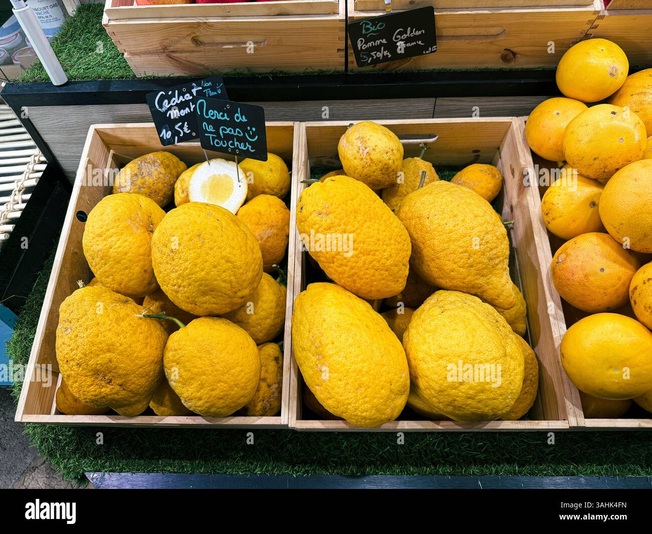 Zitronen zum Verkauf auf dem Markt, Menton, Provence–Alpes–Côte-d’Azur, Frankreich. - Smartphone-aufgenommenes Stockfoto