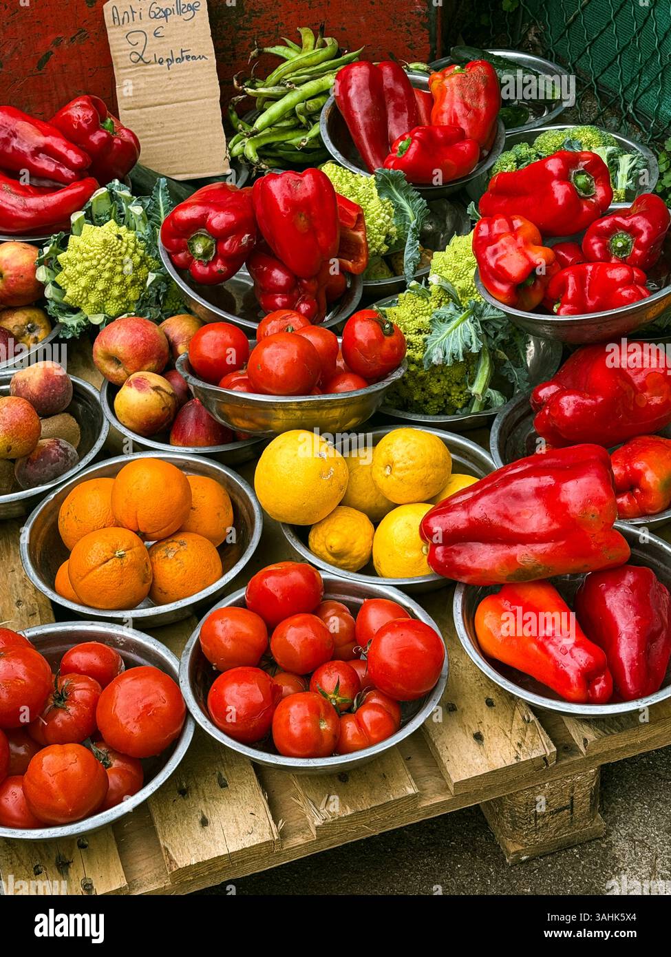 Gemüse zum Verkauf auf dem Markt, Villefranche Sur Mer, Provence-Alpes-Côte-d'Azur, Frankreich. - Smartphone-aufgenommenes Stockfoto