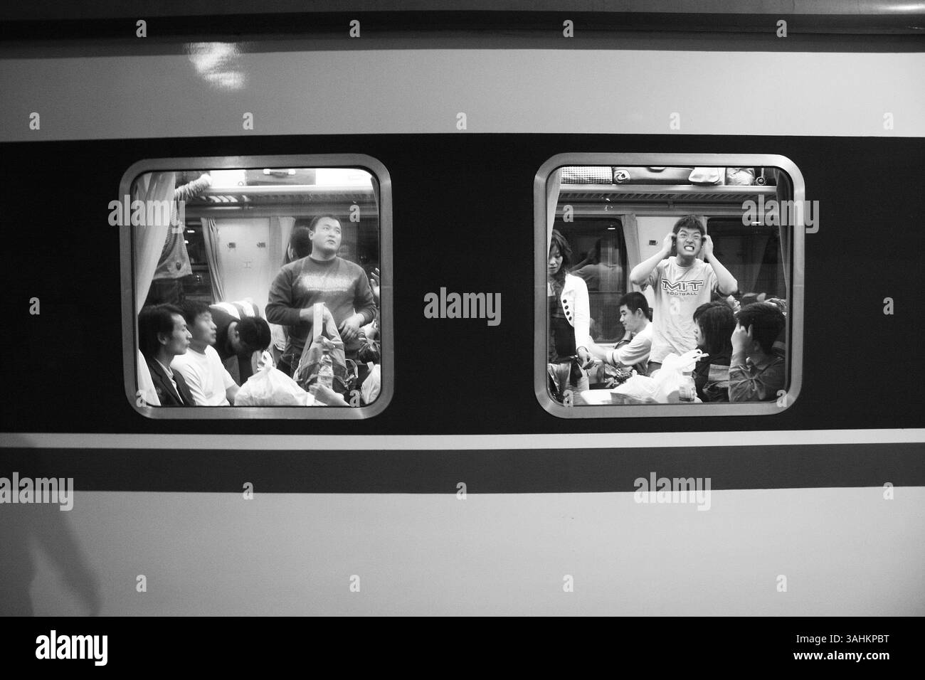Schwarz-weiß-Dokumentation über einen Innenraum-Zugwagen am Bahnhof Hangzhou Chengzhan in der Provinz Zhejiang, China – Ein offensichtlicher Blick in alltägliche Stadtreisen, reflektierendes Leben und kulturelle Lebendigkeit, Hangzhou, China, 2009. Stockfoto