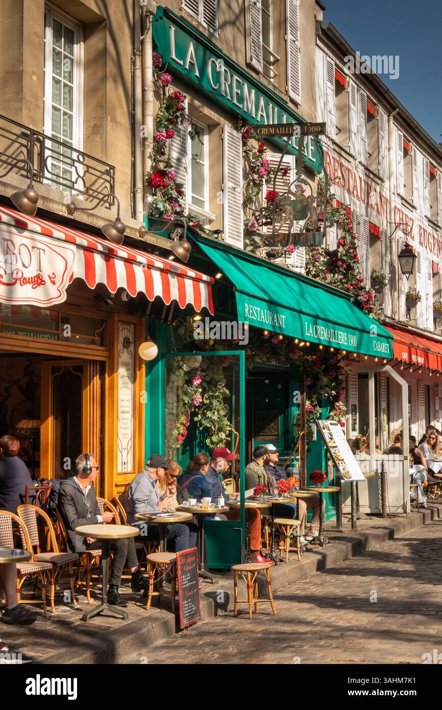 Frankreich, Paris, Montmartre, Place du Tertre, Gäste in der Frühlingssonne vor dem Restaurant La Cremaillere Stockfoto