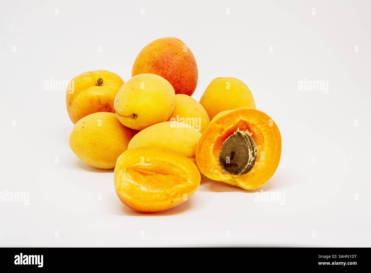 Pfirsiche, einer offen. Die Pfirsiche sind gelb und haben eine unscharfe Textur Stockfoto