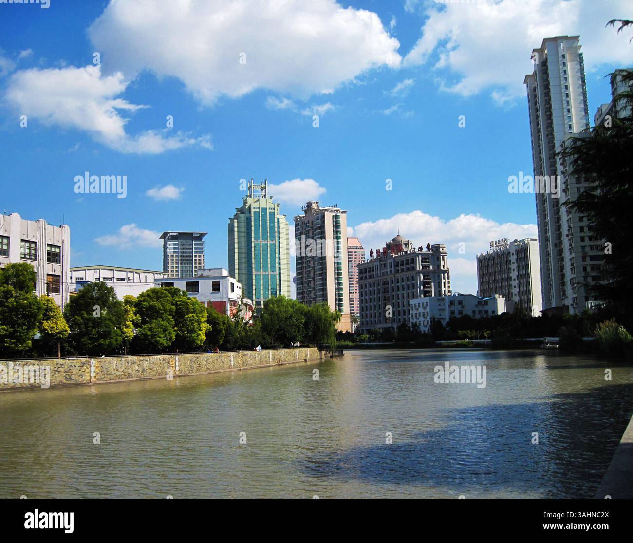 Urbane Skyline entlang des Suzhou River in Shanghai: Moderne Architektur und malerischer Wasserweg, der das rasante Wachstum und die Integration der Umwelt der Stadt verdeutlicht Stockfoto