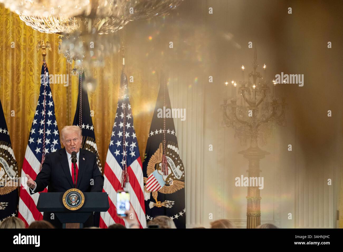 WASHINGTON DC, USA - 26. März 2025 - US-Präsident Donald Trump hält am Mittwoch, den 26. März, 20. März auf einer Veranstaltung anlässlich des Women’s History Month Stockfoto