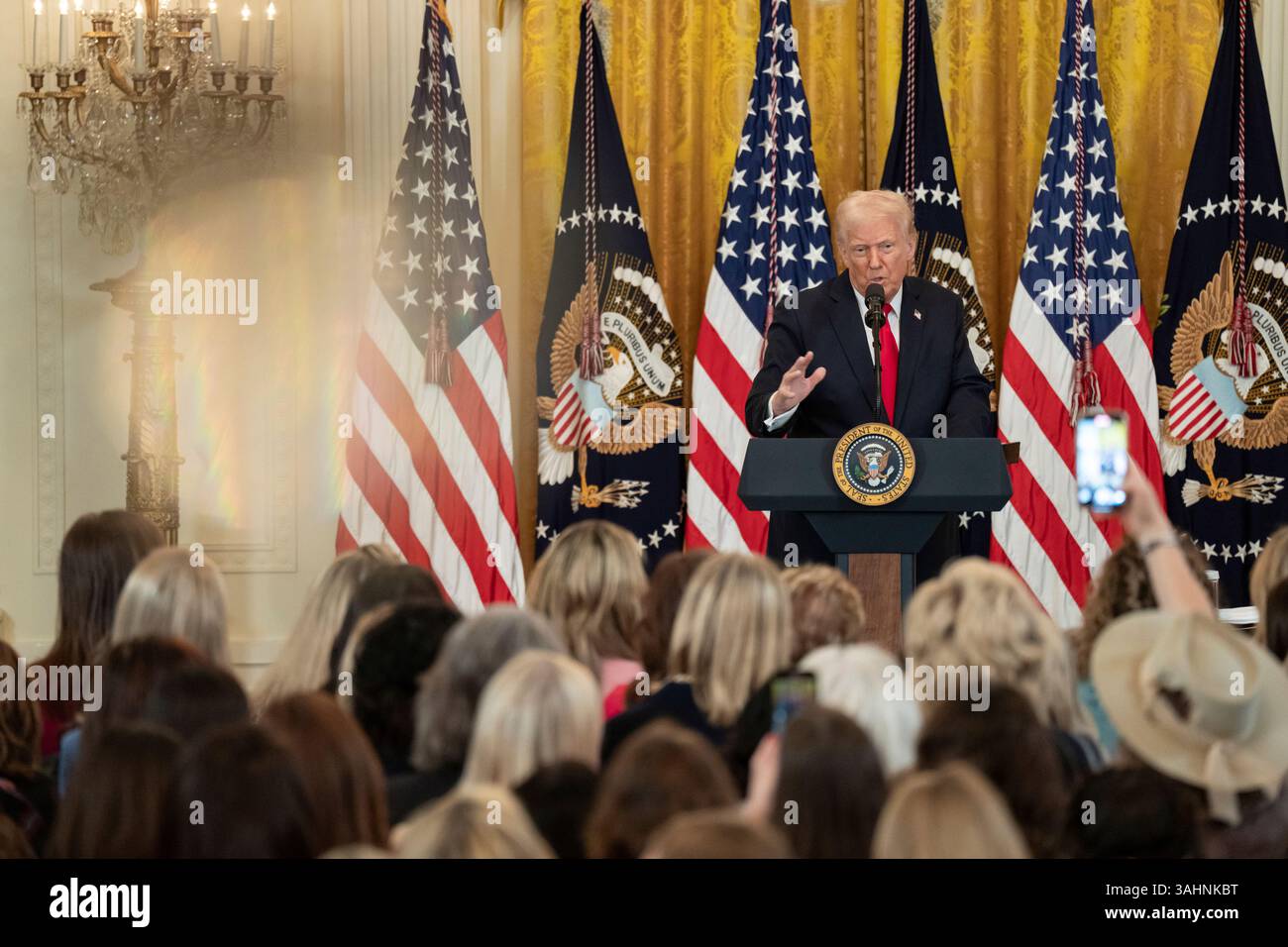 WASHINGTON DC, USA - 26. März 2025 - US-Präsident Donald Trump hält am Mittwoch, den 26. März, 20. März auf einer Veranstaltung anlässlich des Women’s History Month Stockfoto