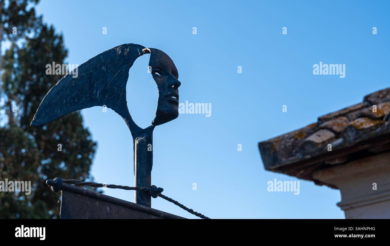 Nahaufnahme der modernen Metallskulptur des menschlichen Gesichts vor blauem Himmel Stockfoto